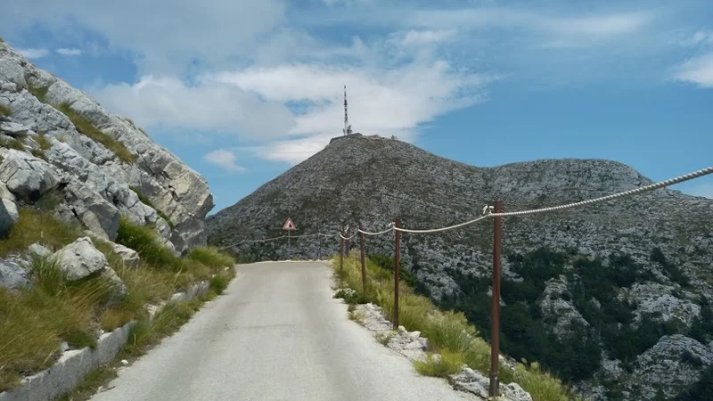 Fotografija: Pogled na vrh, pot pa še dolga. FOTO: MB Cvjetičanin