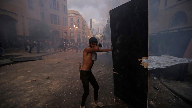 Fotografija: Frustrirani Bejrutčani, ki nimajo več česa izgubiti, srdito protestirajo proti oblastem. FOTO: Joseph Eid/AFP