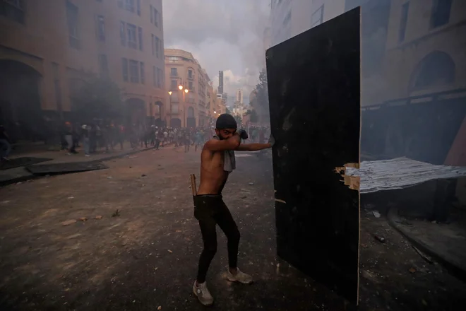 Frustrirani Bejrutčani, ki nimajo več česa izgubiti, srdito protestirajo proti oblastem. FOTO: Joseph Eid/AFP