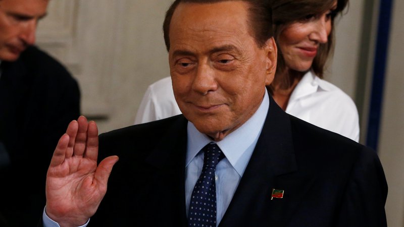 Fotografija: Tudi če Silvio Berlusconi nima več realne možnosti, da se povzpne na oblast, lahko še vedno vpliva na razvoj dogodkov. Foto Ciro De Luca/Reuters