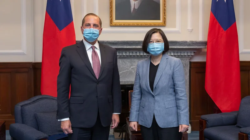 Fotografija: Ameriški minister za zdravje Alex Azar se je s tajvansko predsednico Tsai Ing-wen pogovarjal o »treh pomembnih temah«. FOTO: AFP