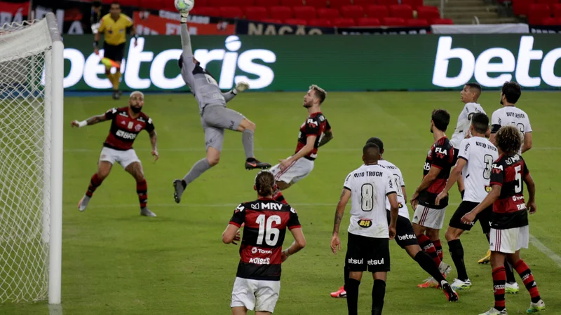 Fotografija: Na legendarnem stadionu Maracana v Rio de Janeiru sta se na prvi tekmi brazilskega prvenstva za zaprtimi vrati pomerila Flamengo in Atletico Mineiro. Slednji je zmagal z 0:1 z golom Filipeja Luisa. FOTO: Ricardo Moraes/Reuters