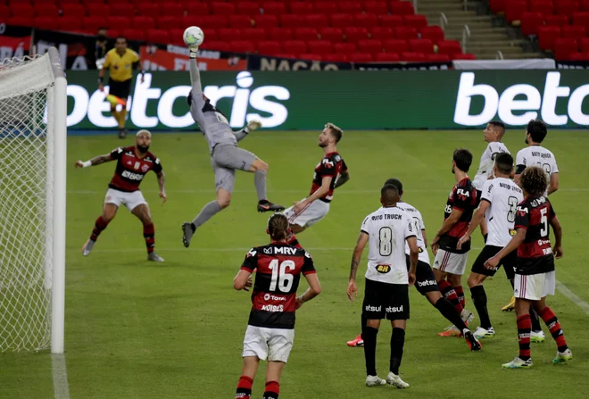 Na legendarnem stadionu Maracana v Rio de Janeiru sta se na prvi tekmi brazilskega prvenstva za zaprtimi vrati pomerila Flamengo in Atletico Mineiro. Slednji je zmagal z 0:1 z golom Filipeja Luisa. FOTO: Ricardo Moraes/Reuters