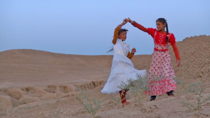 Fotografija: V iraškem filmu Črte v pesku, zgodba o zgodovini otroci skozi igro poustvarijo stoletje iraške zgodovine. Foto arhiv Kina Otok