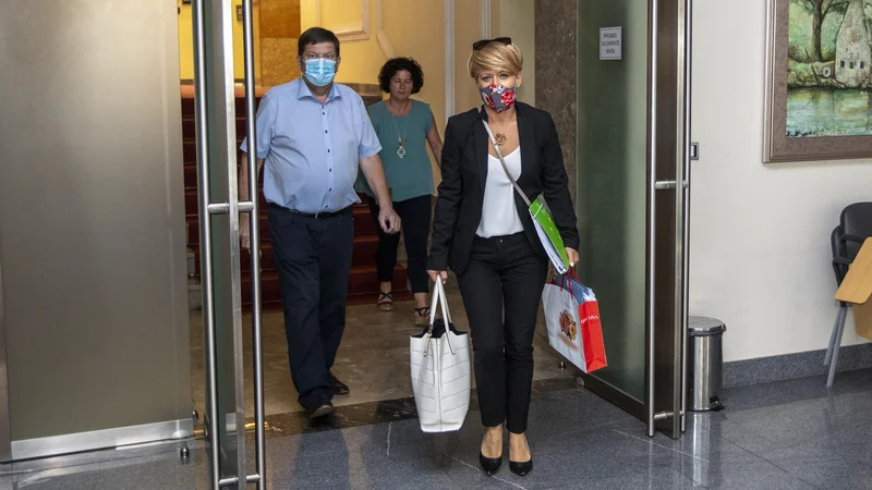Fotografija: Vseh pet poslancev Desusa je obrnilo hrbet predsednici stranke. FOTO: Voranc Vogel/Delo