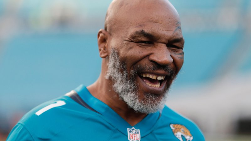 Fotografija: (FILES) In this file photo taken on September 19, 2019, former world heavyweight champion Mike Tyson before the start of the Tennessee Titans at Jacksonville Jaguars in Jacksonville, Florida. - Tyson, who retired in 2005, said on July 23, 2020, he will make a comeback at age 54, fighting Roy Jones Jr. on September 12 in Los Angeles. On his Legends Only League website, Tyson announced the bout against Jones, a 51-year-old fighter who briefly held the heavyweight title and has fought consistently into his 50s. 