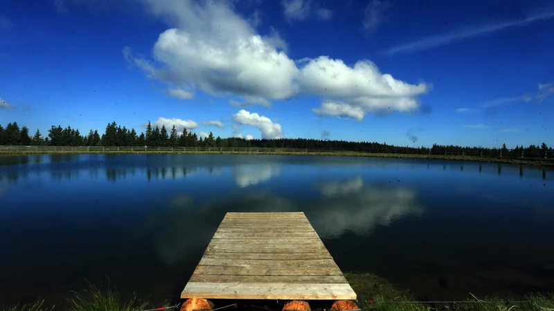 Fotografija: Do sedaj se je s pomočjo kolektivne blagovne znamke razvijalo južno Pohorje. Na fotografiji akumulacijsko jezero na Rogli. FOTO: Tadej Regent/Delo