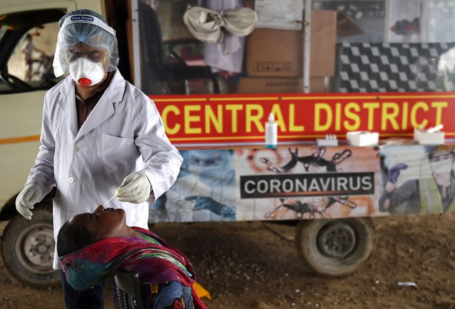 Med posameznimi državami se virus najhitreje širi v Indiji – v zadnjem tednu so potrdili 402.287 novih okužb. FOTO: Money Sharma/AFP