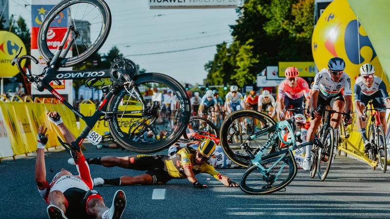 Fotografija: Za veliko nesrečo je bil krivec Dylan Groenewegen. FOTO: Szymon Gruchalski/AFP