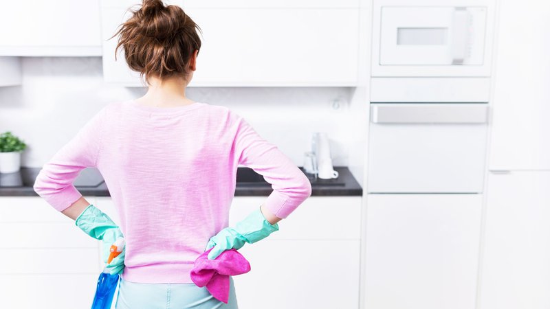Fotografija: Pri čiščenju kuhinje uporabite pamet, ne surove moči. FOTO: Pikselstock/Shutterstock