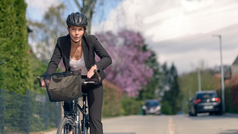 Fotografija: Najprej mora vsak premisliti ali je sploh možno iti s kolesom do službe. FOTO: Shutterstock