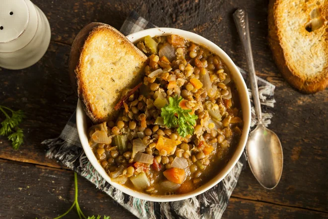 Če niste na dieti, postrezite s popečenim kruhom. Juha ostane v hladilniku dobra vsaj še dva dni. FOTO: Shutterstock