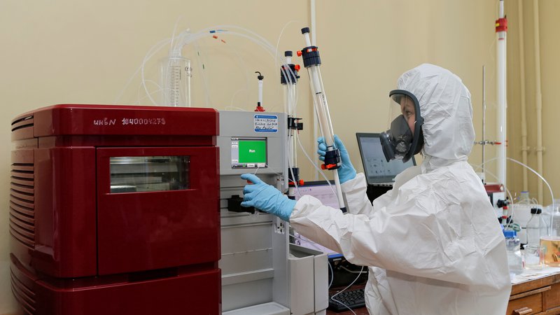 Fotografija: Znanstvenik v laboratoriju inštituta Gamaleja, kjer so razvili cepivo, ki so ga ruski regulatorji tudi že odobrili. 
FOTO: Russian Direct Investment Fund/Reuters