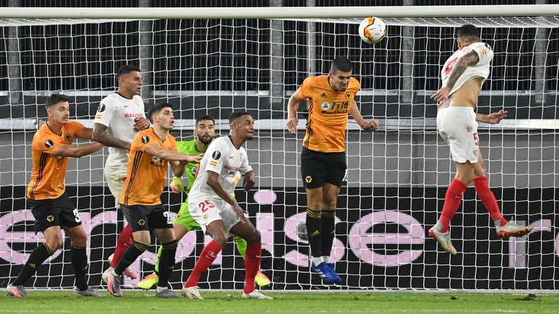 Fotografija: Lucas Ocampos je takole dosegel zmagoviti gol za Sevillo. FOTO: Ina Fassbender/Reuters