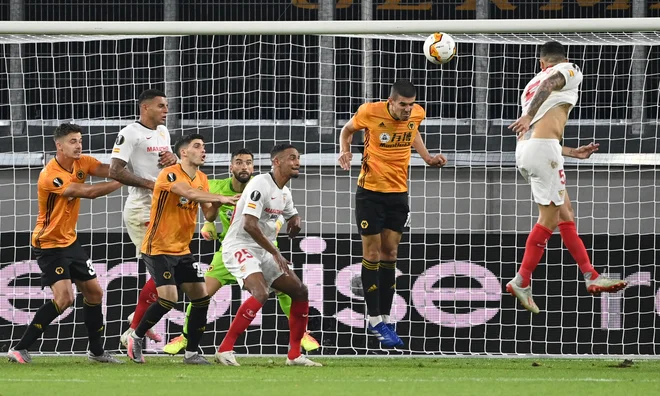 Lucas Ocampos je takole dosegel zmagoviti gol za Sevillo. FOTO: Ina Fassbender/Reuters
