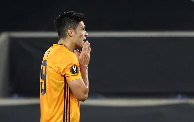 Raul Jimenez ni skrival razočaranja, potem ko je zastreljal enajstmetrovko za Wolverhampton. FOTO: Friedemann Vogel/Reuters