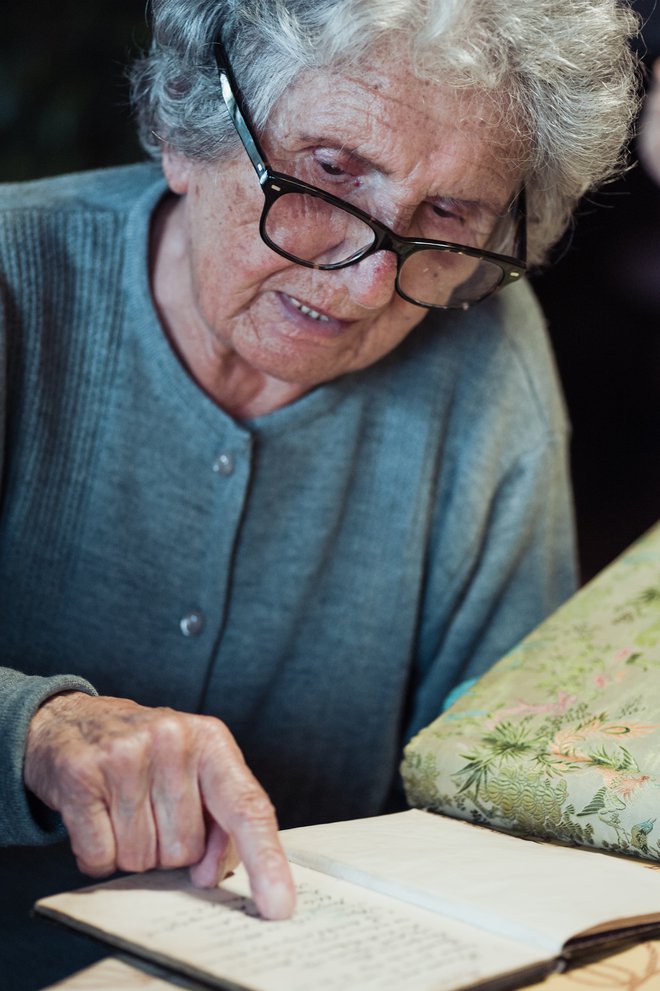 Med najhujšo vojno vihro 20. stoletja je veliko, vse, temeljilo zgolj na zaupanju, se spominja zadnja še živeča bolničarka iz Franje, 96-letna Slavica Furlan. FOTO: Sašo Tušar