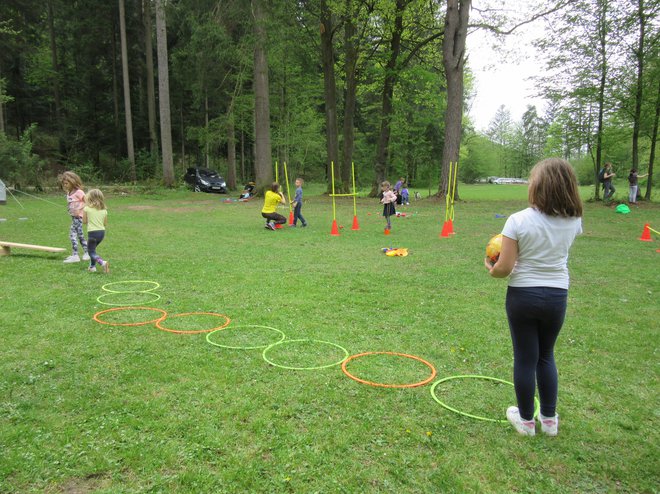 Otroci so že ob otvoritvi kampa uživali v športnih igrah. FOTO: Špela Kuralt/Delo