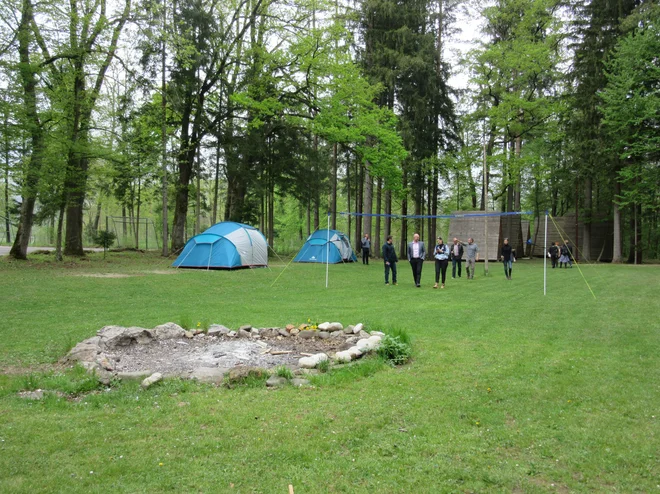 Eden od prostorov za druženje je tudi prostor ob tabornem ognju. FOTO: Špela Kuralt/Delo