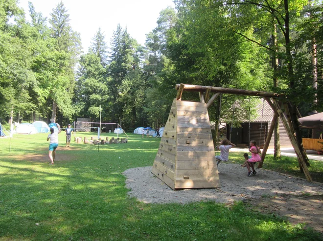 Precej prostora v kampu je namenjenega za igro otrok in šport. FOTO: Špela Kuralt/Delo