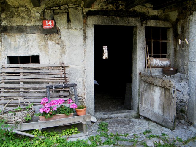 Vančeva hiša je preživela tako vojne kot uničujoči potres. FOTO: Mitja Felc/Delo