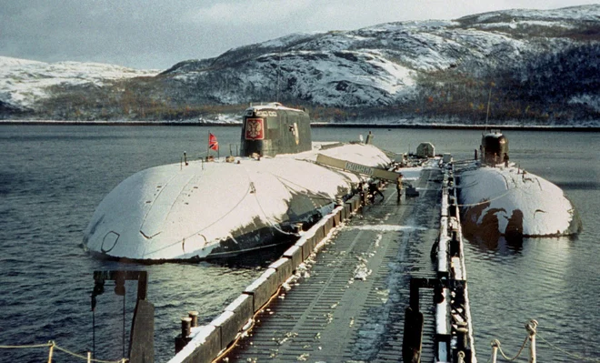 Kursk pozimi leta 2000 v matičnem pristanišču, severnoruskem pristaniškem mestu Vidjajevo. FOTO: AFP