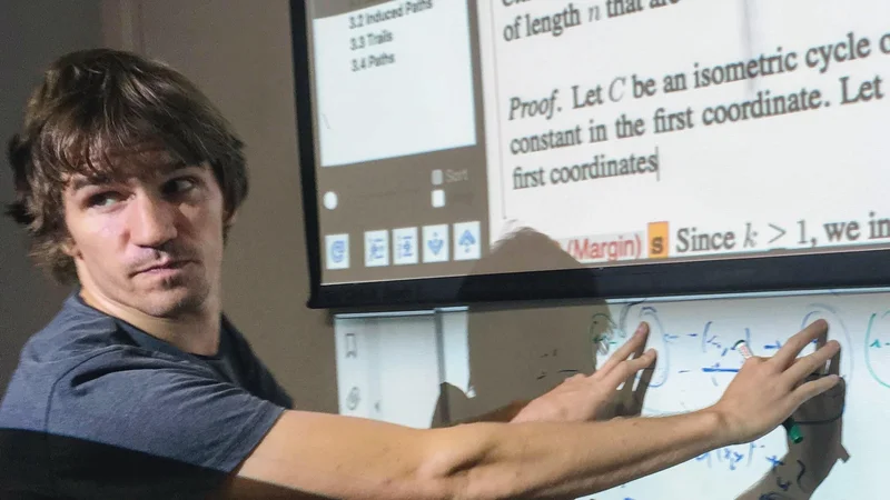 Fotografija: Dr. Matjaž Krnc je docent na Fakulteti za matematiko, naravoslovje in informacijske tehnologije Univerze na Primorskem. Njegovo raziskovalno področje je teorija grafov. Foto Martin Milanič