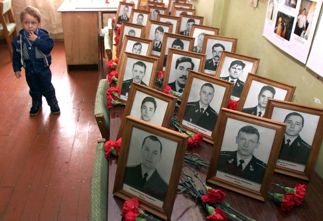 Sto osemnajst portretov umrlih članov posadke. Zaradi neuspešne reševalne akcije ruske vojske, počasnega odziva in prikrivanja informacij so se oglasili številni kritiki doma in v tujini. FOTO: Reuters