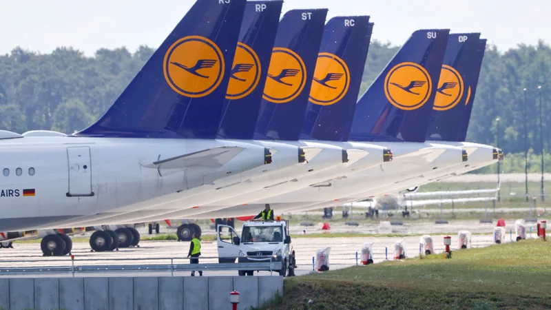 Fotografija: Edino podjetje, ki ga je država doslej reševala z lastniškim vstopom, je Lufthansa, kjer ima država zdaj 20-odstotni lastniški delež.
Foto Fabrizio Bensch/Reuters