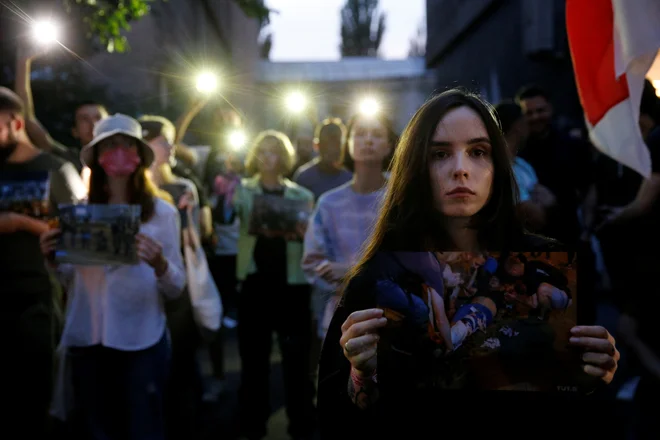 Protesti v Minsku in drugod po Belorusiji potekajo od nedelje, ko so najprej objavili rezultate vzporednih volitev, sledila je še objava uradnih. Sodeč po teh je Aleksander Lukašenko osvojil 80 odstotkov glasov. FOTO:&nbsp;Valentin Ogirenko/Reuters