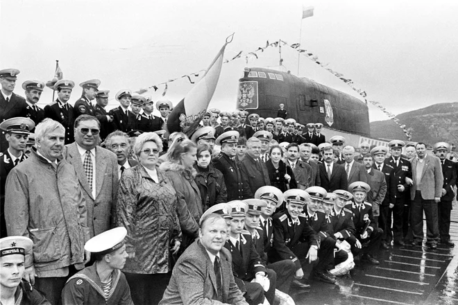 Fotografija iz oktobra 1999, ko se je posadka Kurska vrnila z nekajmesečne plovbe. FOTO: Stringer Afp