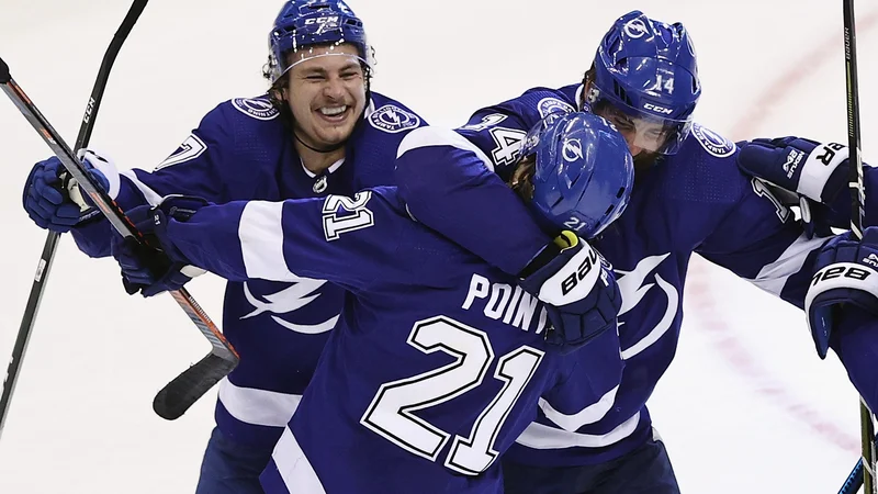 Fotografija: Brayden Point se je takole s soigralci pri moštvu Tampa Bay Lightning veselil zmagovitega gola po debelih šestih urah tekme s tekmeci iz Columbusa. FOTO: AFP