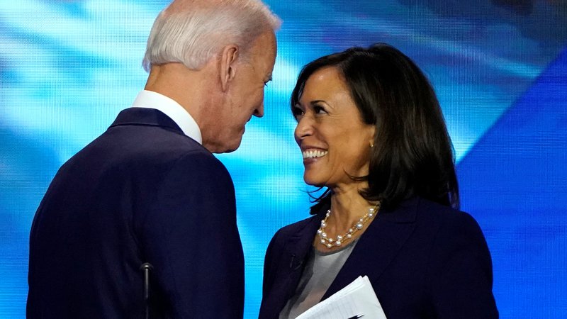 Fotografija: Joe Biden očitno ni zameril Kamali Harris, da ga je med demokratskimi televizijskimi soočenji lani ostro napadla zaradi podpore zagovornikom rasne segregacije. Foto Mike Blake/Reuters
