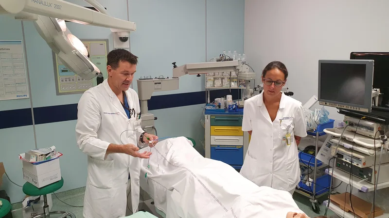 Fotografija: Predstavitev poteka posega na lutki v Medicinskem simulacijskem centru UKC Ljubljana. Na fotografiji prof. dr. Matjaž Bunc in srčna kirurginja Tadeja Kolar. FOTO: UKC Ljubljana