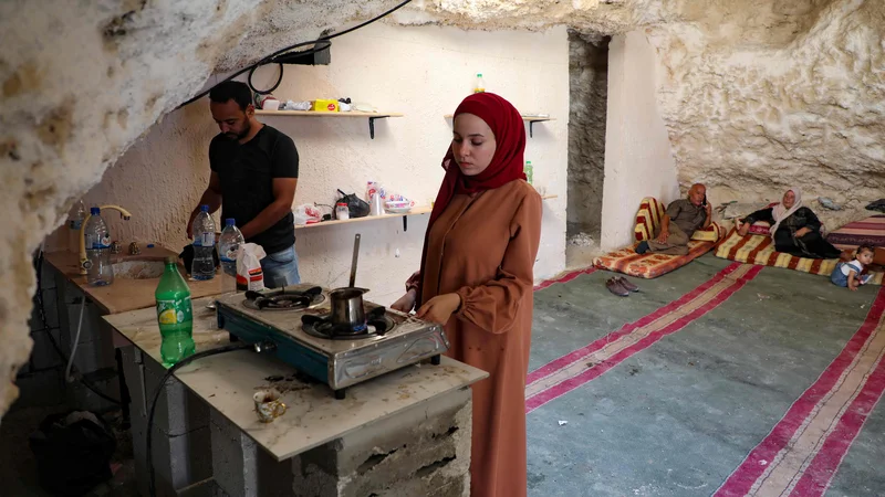 Fotografija: Palestinski inženir z ženo v kuhinji kamnitega doma. FOTO: Jaafar Ashtiyeh/AFP