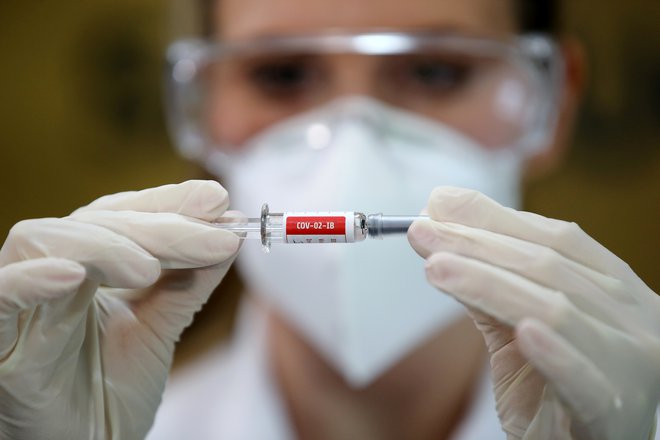 V Rusiji so razvili cepivo proti covidu-19 in ga prvi na svetu registrirali za uporabo. FOTO: Diego Vara/Reuters