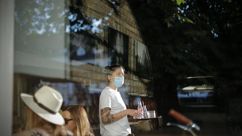 Fotografija: Včeraj evidentirane okužbe ostajajo po podatkih sledilnika za covid-19 razpršene po državi. Fotografija je simbolična. FOTO: Uroš Hočevar/Delo