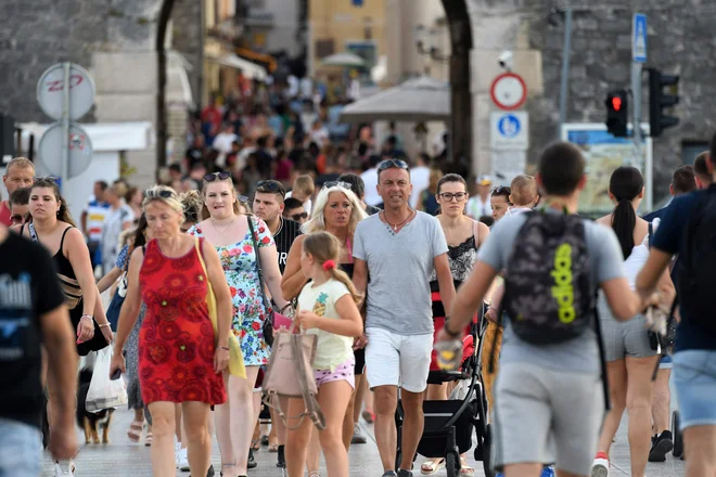 Turistična gneča v središču Zadra. FOTO: Denis Lovrovic/AFP