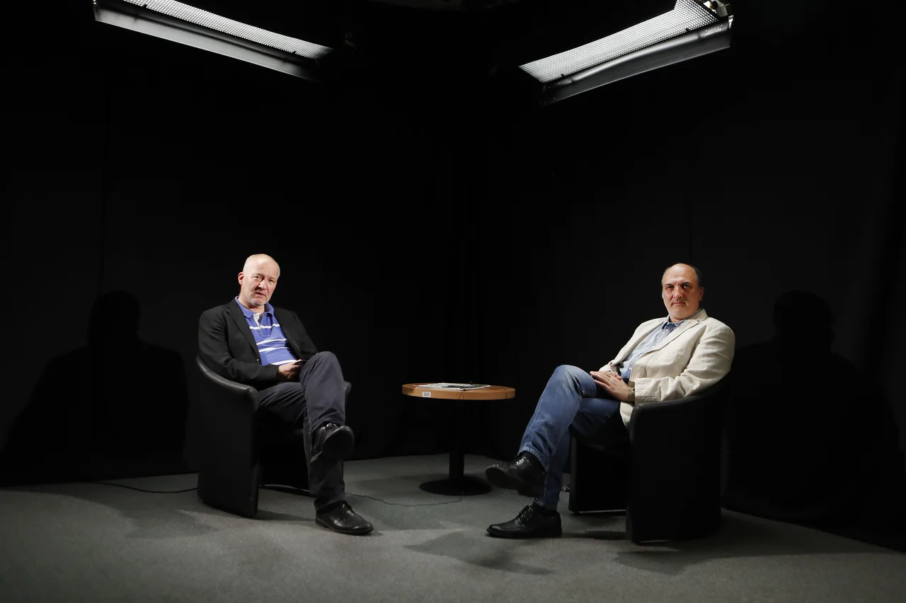 Fotografija: Ali Žerdin in Janez Markeš komentirata delovanje vlade Janeza Janše. FOTO: Leon Vidic/Delo
