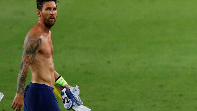 Fotografija: Odgovorni argentinskemu zvezdniku Lionelu Messiju, ki bo poskušal jutri s soigralci pri Barceloni izločiti nogometaše Bayerna, poslej odsvetujejo menjavo dresa. FOTO: Reuters