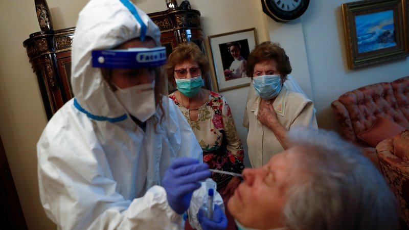 Fotografija: V 47-milijonski Španiji je po podatkih ministrstva za zdravje trenutno več kot 500 žarišč okužb, ki pa so večinoma pod nadzorom. Foto: Susana Vera/Reuters