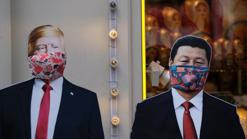 Fotografija: Podobi ameriškega predsednika Donalda Trumpa in kitajskega voditelja Xi Jinpinga z maskama v moskovski trgovini. Foto Evgenia Novozhenina Reuters
