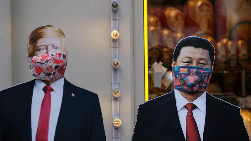 Fotografija: Podobi ameriškega predsednika Donalda Trumpa in kitajskega voditelja Xi Jinpinga z maskama v moskovski trgovini. Foto Evgenia Novozhenina Reuters