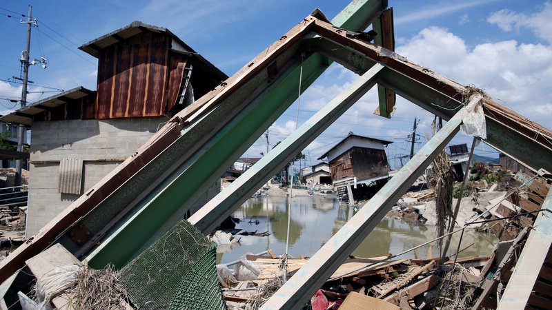Fotografija: Uničenje v Kurašikiju. Prefekturi Okayamo in Hirošimo so poplave najbolj opustošile. FOTO: Issei Kato/Reuters