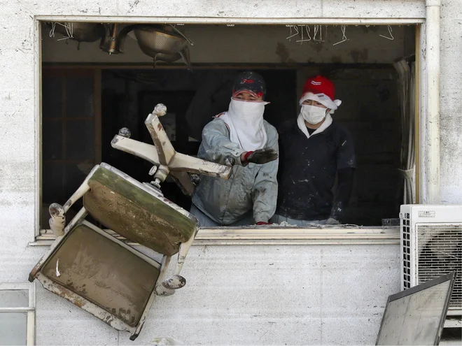 Poplavna voda je odtekla, začelo se je čiščenje uničenih domov. FOTO: Reuters