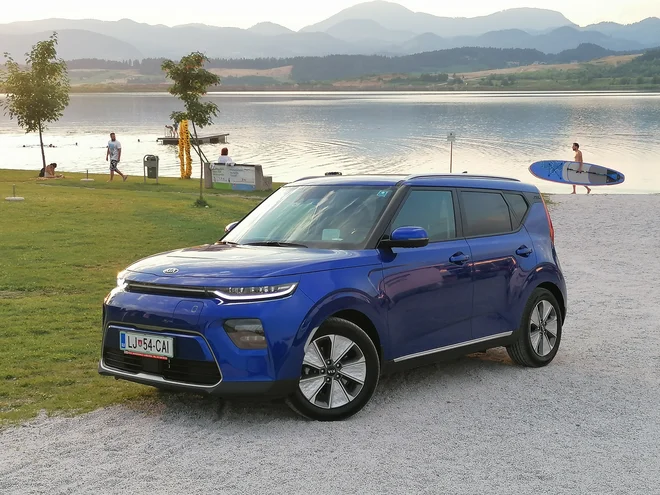 Soul je v tretji generaciji za Evropo na voljo le kot električni model e-soul. Oblikovno nadaljuje zgodbo prvih dveh generacij, a se zdi nekoliko manj avantgarden, vendar še vedno prepoznaven. Foto Boštjan Okorn