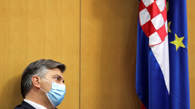 Fotografija: Hrvaški premier Andrej Plenković je proevropski politik, birokrat, elokventen v več tujih jezikih. Hrvaško obrača proti evru in schengnu, prijatelje ima v Bruslju in v evropskih prestolnicah.
Foto: Antonio Bronić/Reuters