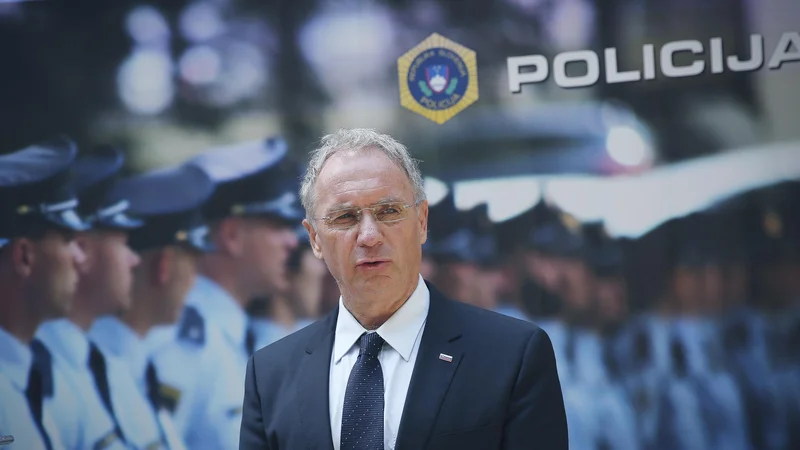 Fotografija: Vršilec dolžnosti generalnega direktorja policije nekritično sledi navodilom notranjega ministra Aleša Hojsa. FOTO: Jože Suhadolnik/Delo