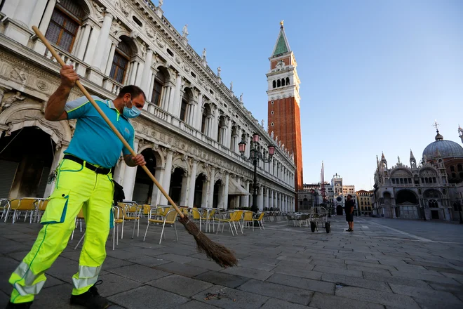 V Italiji, osrednjem evropskem žarišču okužb novega koronavirusa v zgodnji fazi pandemije, je covid-19 zahteval že več kot 35.000 življenj. FOTO: Fabrizio Bensch/Reuters