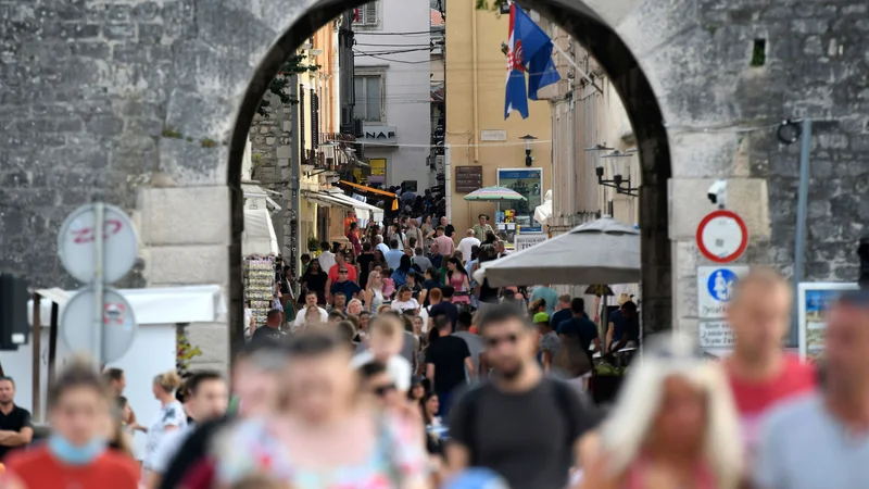 Fotografija: Gneča turistov v Zadru. FOTO: Denis Lovrović/AFP